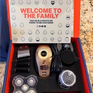 Freebird men’s shaver with travel bag and docking stand.